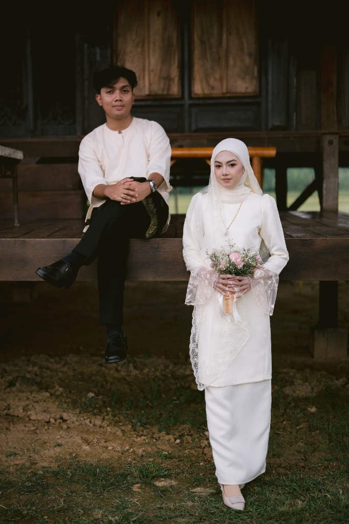 Amalin memegang bunga, Muadzam di belakang